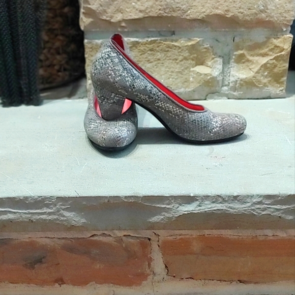 Pas de Rouge Shoes - Picture 2 of 5
